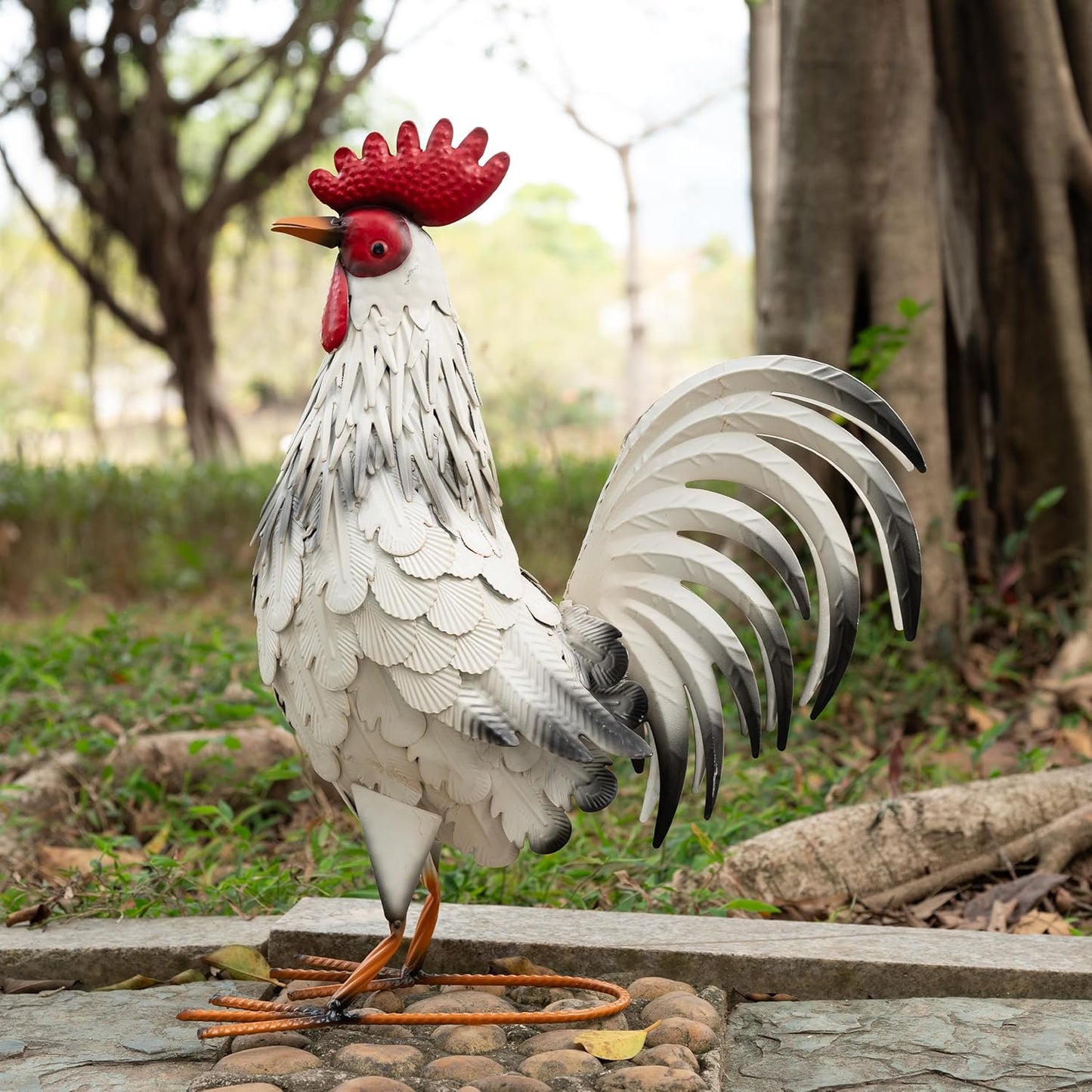 TERESA'S COLLECTIONS Garden Decor, White Rooster Garden Decor, Waterproof Metal Garden Statue, 17.5", Rooster Gifts, Garden Gifts for Women Mom Dad, Indoor/Outdoor
